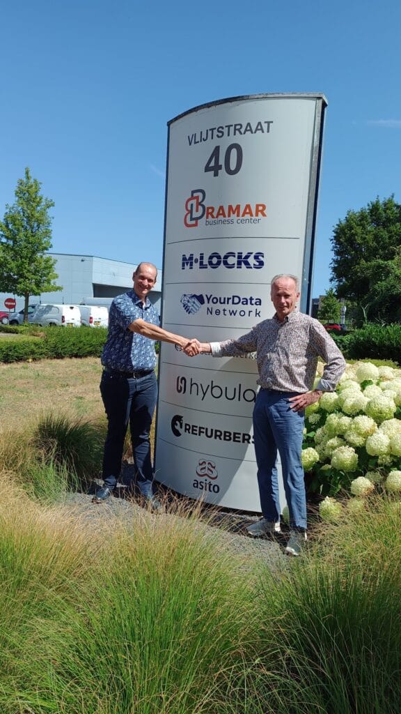 Robert Jan Lamers (YourData Network) and Peter-Jan van Ham (Prilk Consulting) seal the ERPNext partnership